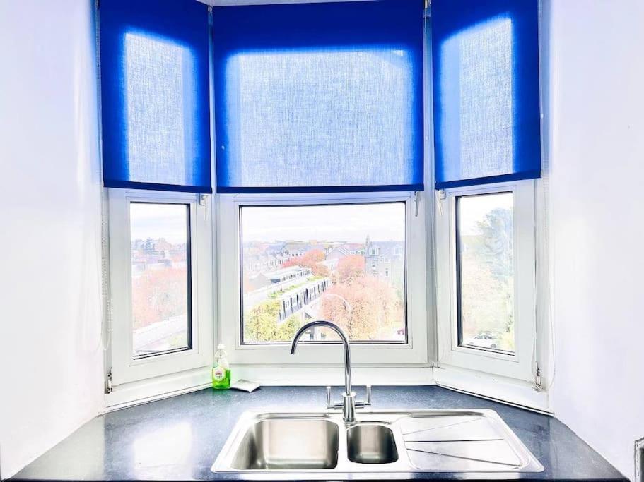Crown House Two Bedroom Apartment Абърдийн Екстериор снимка