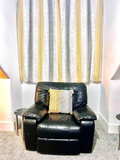 Crown House Two Bedroom Apartment Абърдийн Екстериор снимка